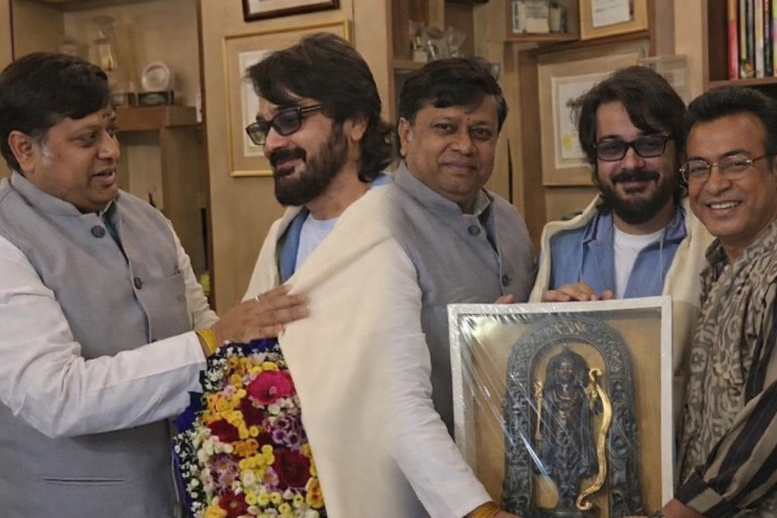 বুম্বাদার বাড়িতে রাজনীতির ছায়া?ভোটের মুখে প্রসেনজিৎ চট্টোপাধ্যায়ের বাড়িতে রামমূর্তি হাতে বিজেপি নেতা সুকান্ত মজুমদার! নিছক সৌজন্য, নাকি বড় সমীকরণের ইঙ্গিত?